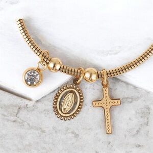 NEW NEW Gold Charm Bracelet
Stainless Steel